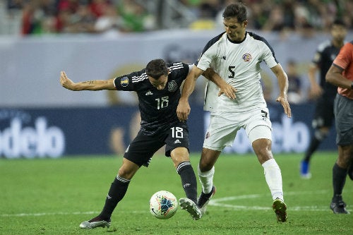 El capitán del Tri y Celso Borges disputan un balón en la Copa Oro