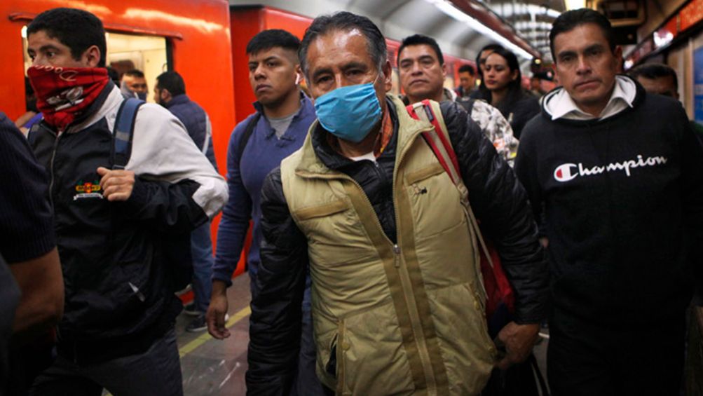 Hombre con cubrebocas en el Metro de la CDMX