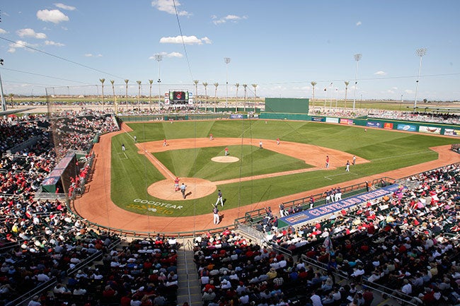 Juego de pretemporada entre Indians y Reds en Arizona