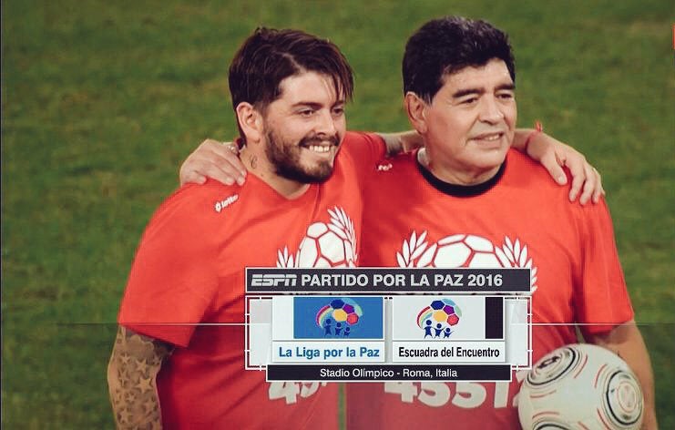 Maradona y su hijo en un partido de beneficio