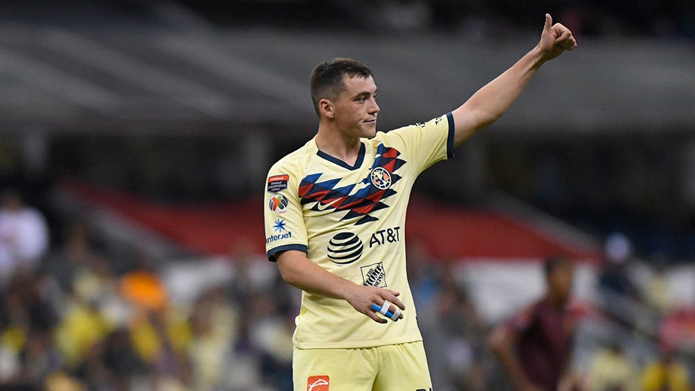 Viñas saluda a la afición en el Estadio Azteca