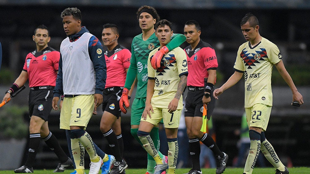 Jugadores de América abandonan el terreno de juego