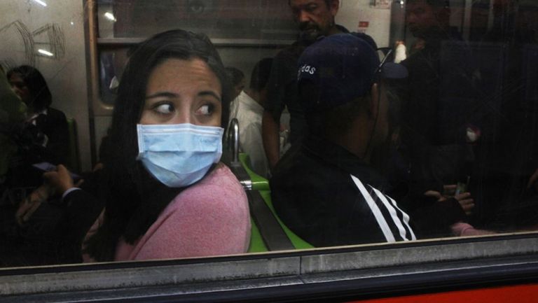 Mujer con cubrebocas en el Metro