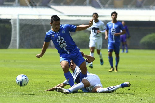 Jugadores de Pumas y Yalmakán en un partido de la Liga Premier