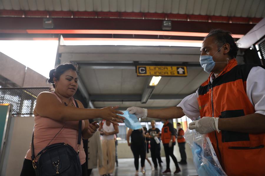 Trabajador del MEtro reparte cubrebocas