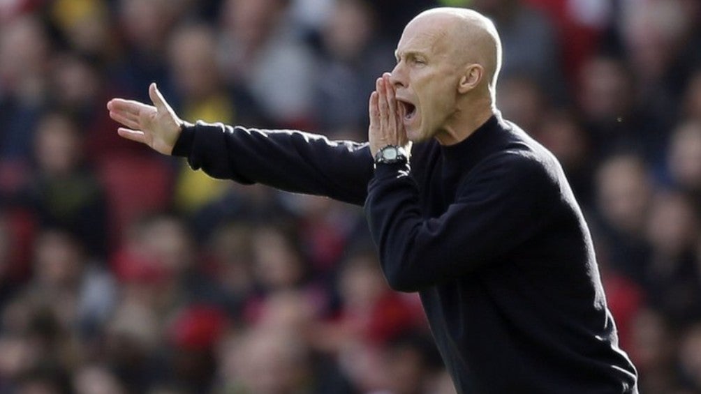 Bob Bradley dando indicaciones en un partido de futbol 