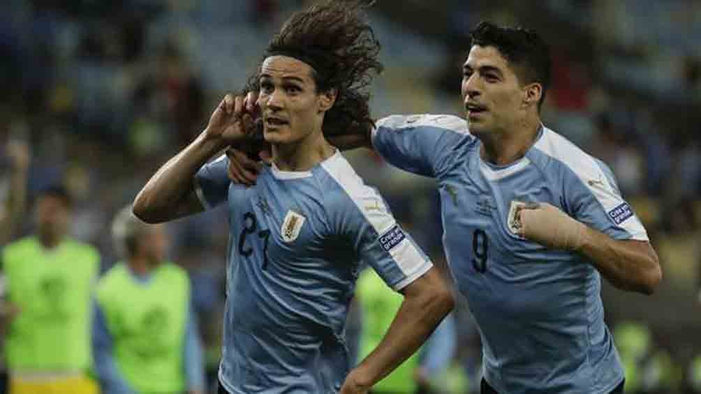 Cavani y Suárez celebran un gol con Uruguay 