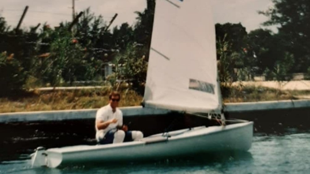 Un joven Mergenthaler en su velero 