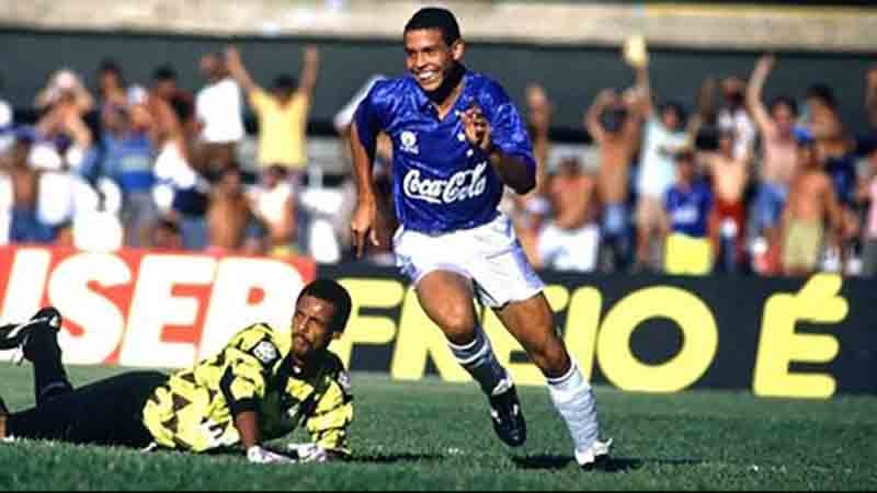 Ronaldo festeja un gol con el Cruzeiro 