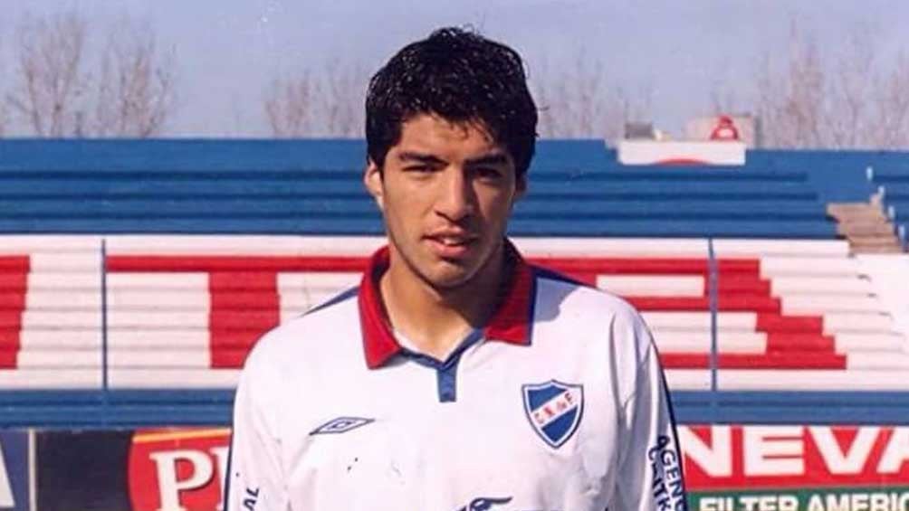 Luis Suárez posa con la camiseta de El Nacional