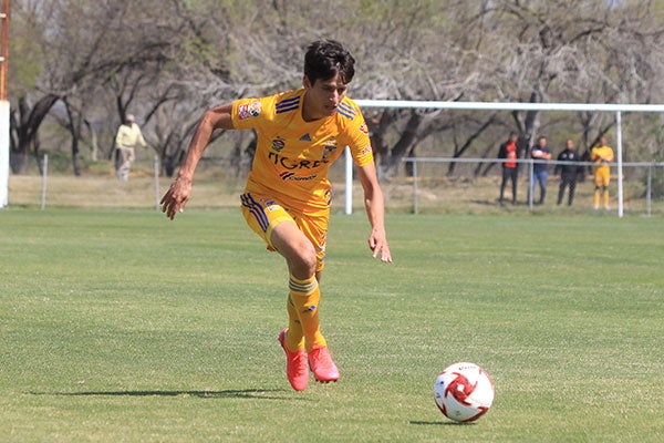 El volante en un partido con la Sub 20 de Tigres 