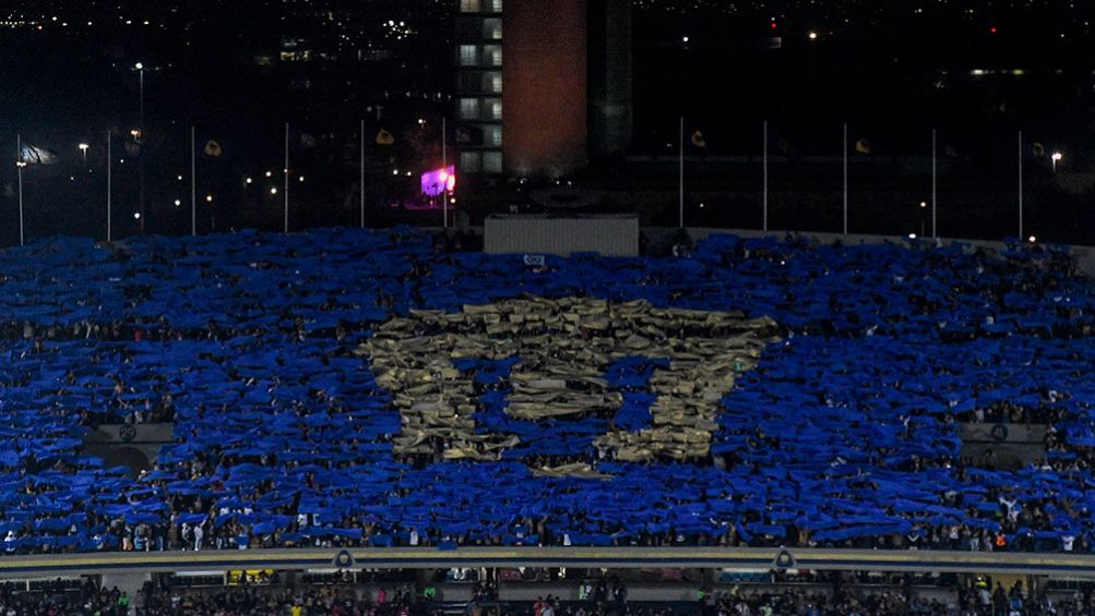 Logo de Pumas en las gradas de CU