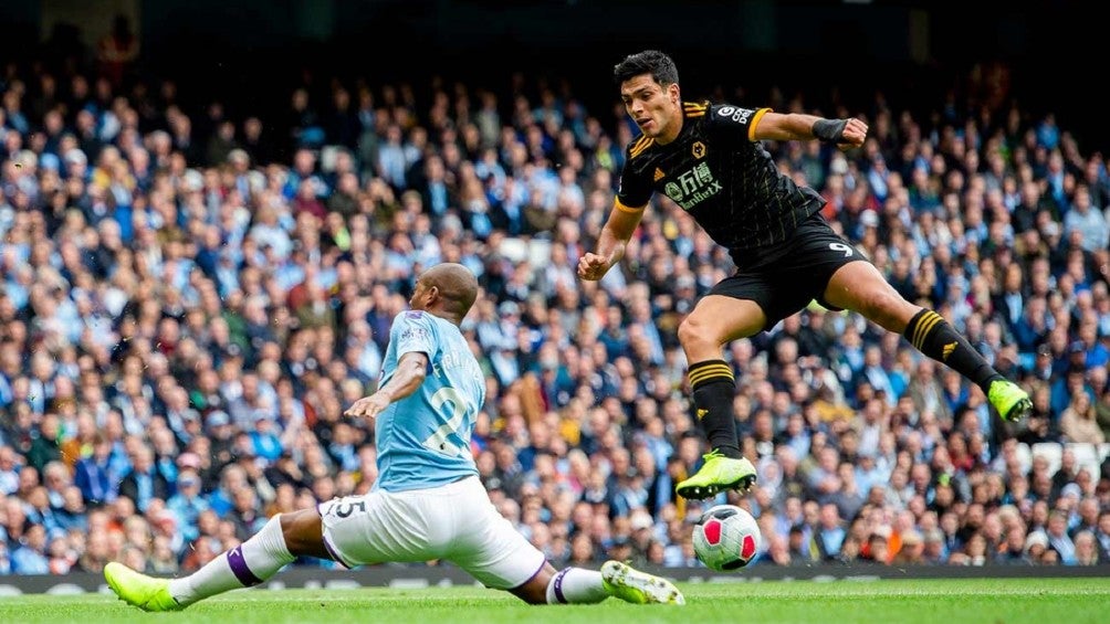 Raúl Jiménez durante un partido entre Wolves y Manchester City