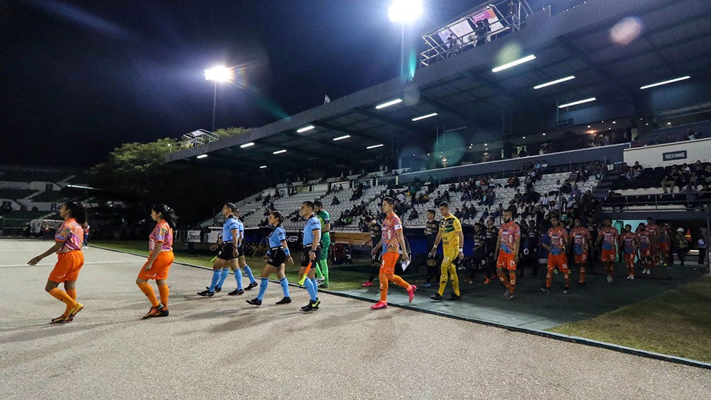 Jugadores de Alebrijes y Cafetaleros previo a un partido