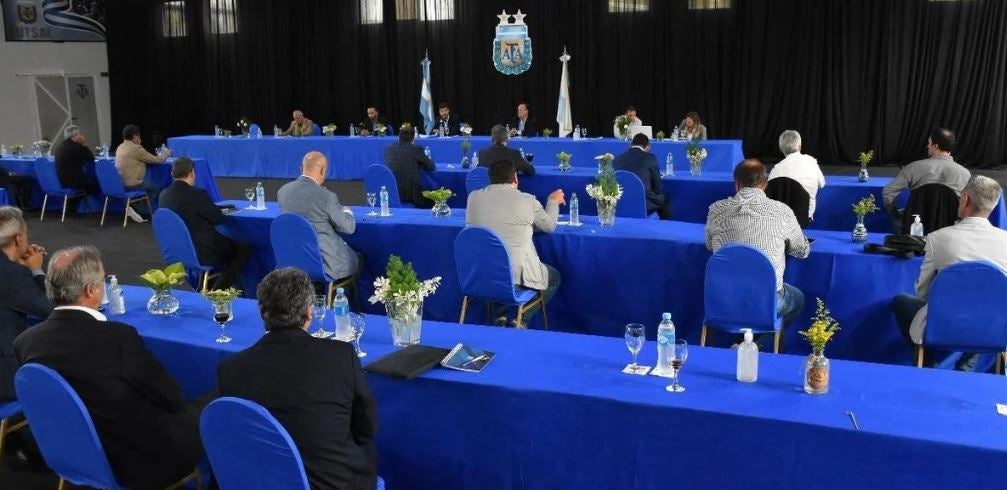 Dirigentes de la Superliga Argentina en una reunión