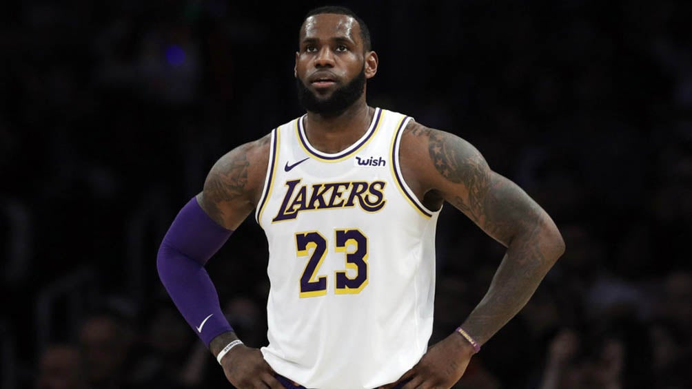 LeBron James durante un duelo con los Lakers 