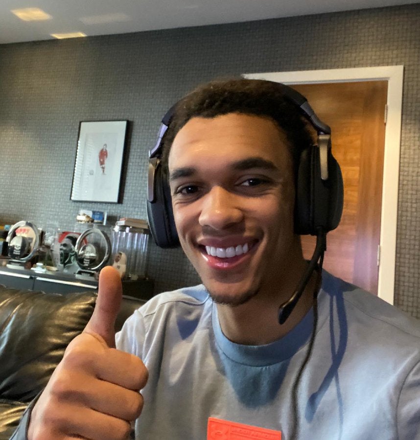 Alexander-Arnold previo a jugar FIFA 20