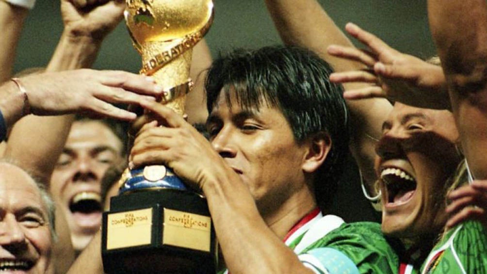 Claudio levanta el trofeo de la Copa Confederaciones de 1999