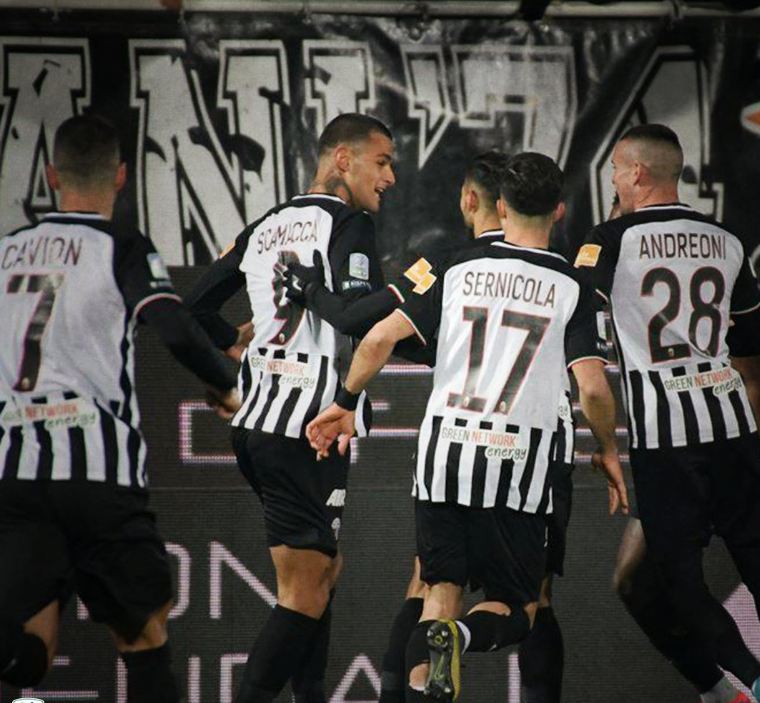 Jugadores del Ascoli celebran un gol 