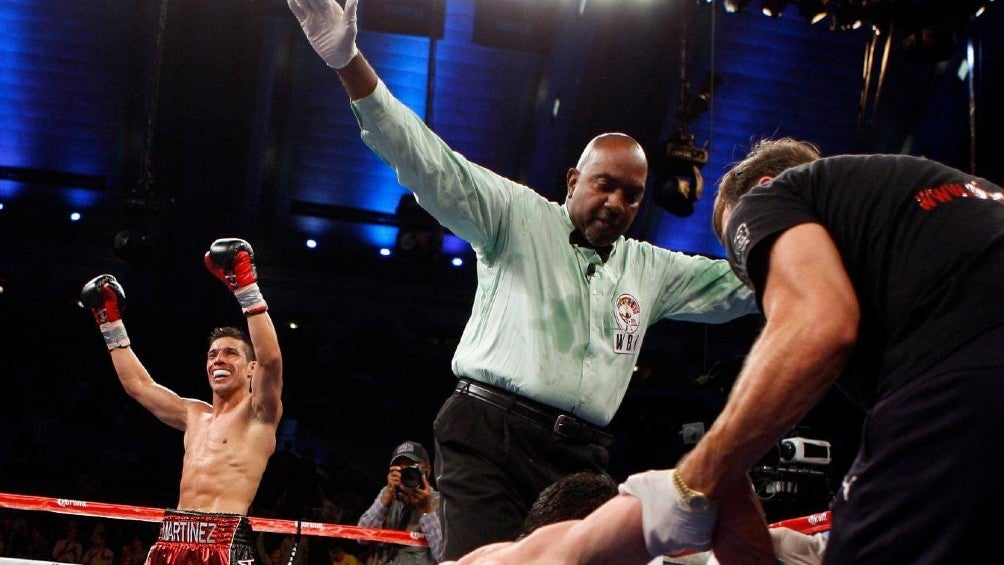 Eddie Cotton durante un pelea de box