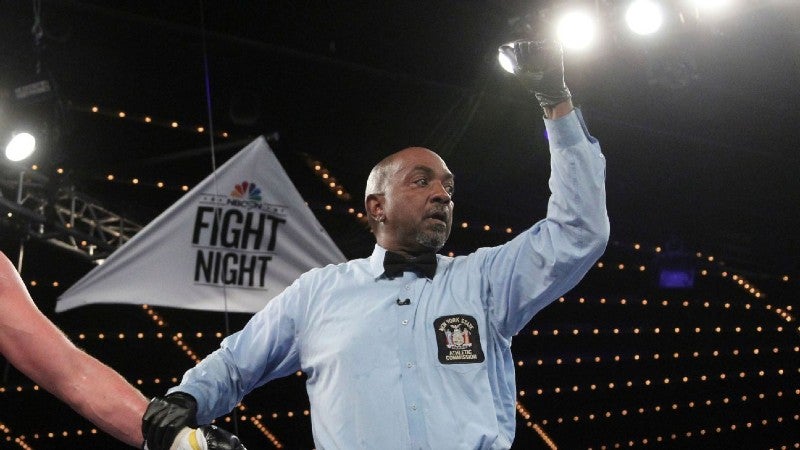 Eddie Cotton durante un pelea de box