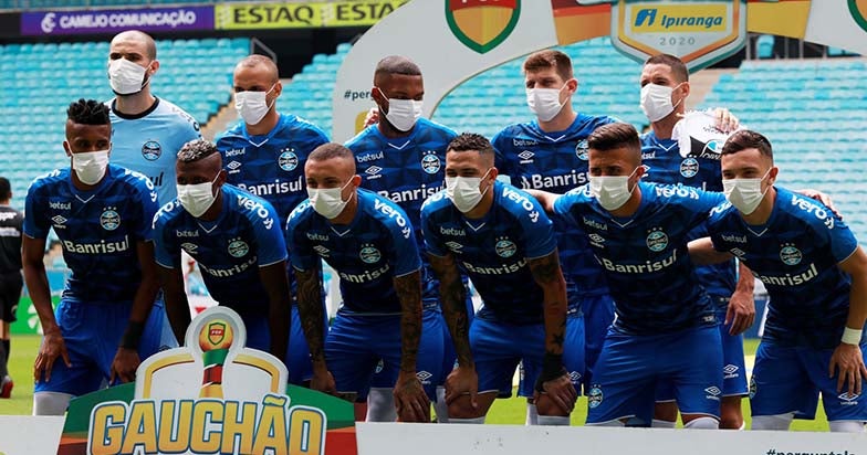 Elementos de Gremio portan cubrebocas previo a un duelo 