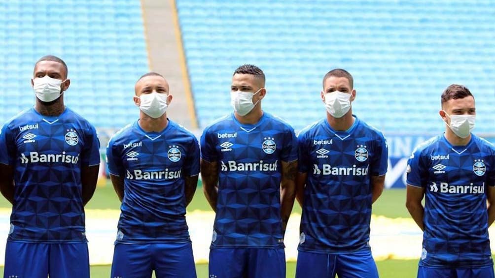 Jugadores de Gremio protestaron con cubrebocas 