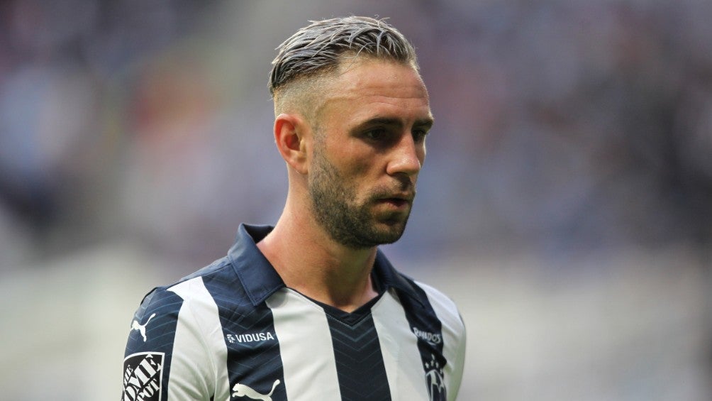 Miguel Layún durante un partido con Monterrey