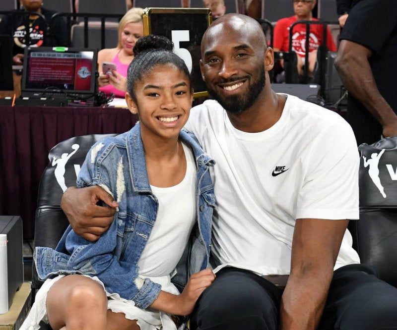 kobe y su hija en un partido