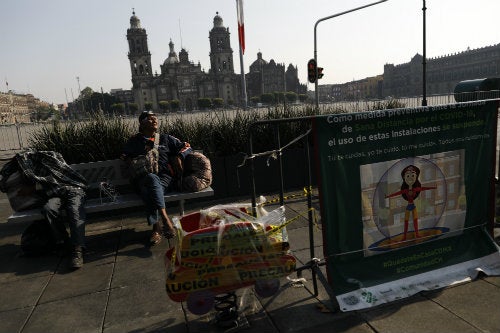 Indigentes frente a una propaganda de Susana Distancia