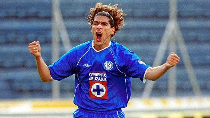 Abreu celebra un gol con Cruz Azul