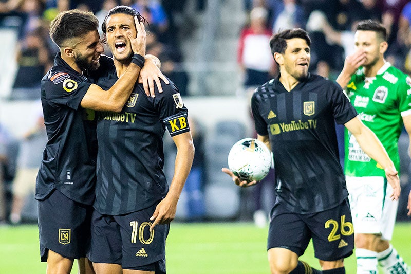 El delantero mexicano celebrando un gol con el LAFC