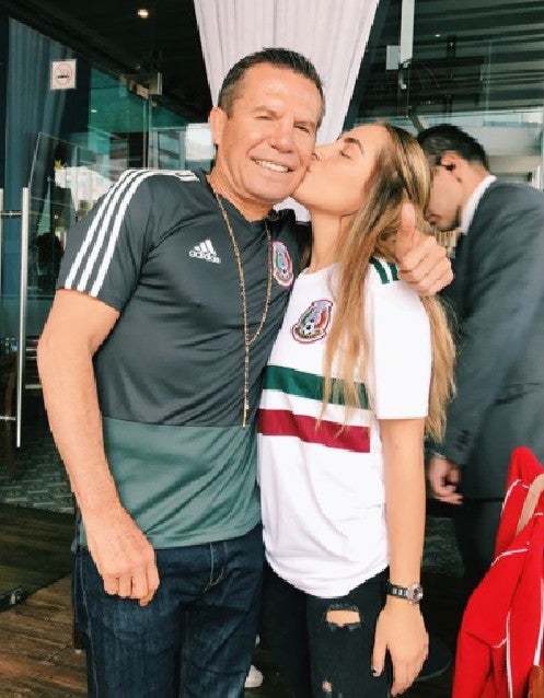 Julio César Chávez junto a su hija menor Nicole