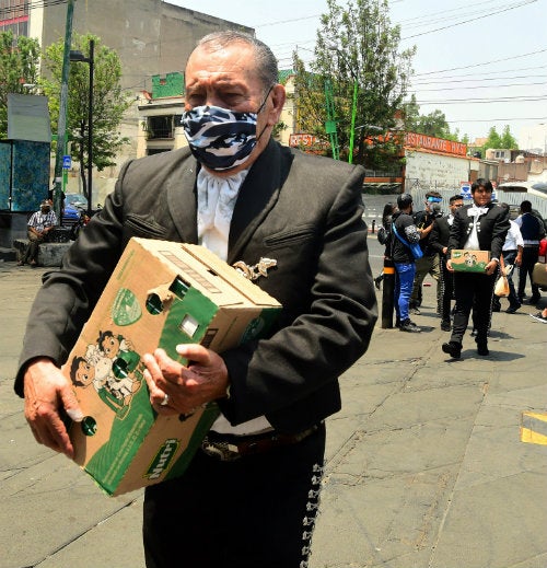 Mariachis con cubrebocas en las calles de México