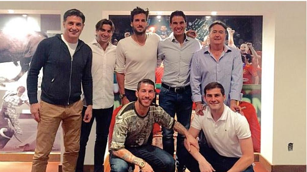 Míchel González con leyendas del Real Madrid y el deporte español 