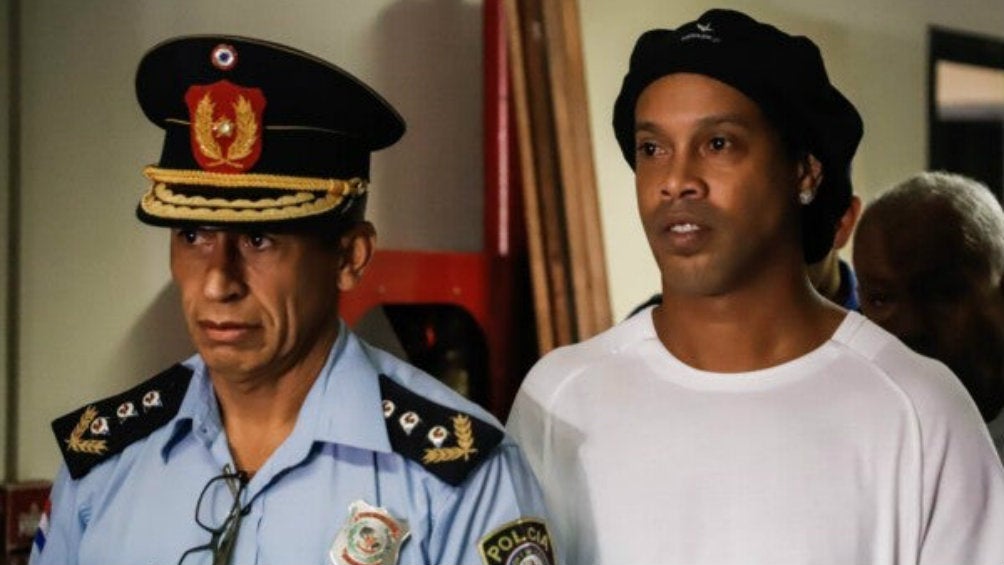 Ronaldinho pidió un balón en su arraigo domiciliario en Paraguay