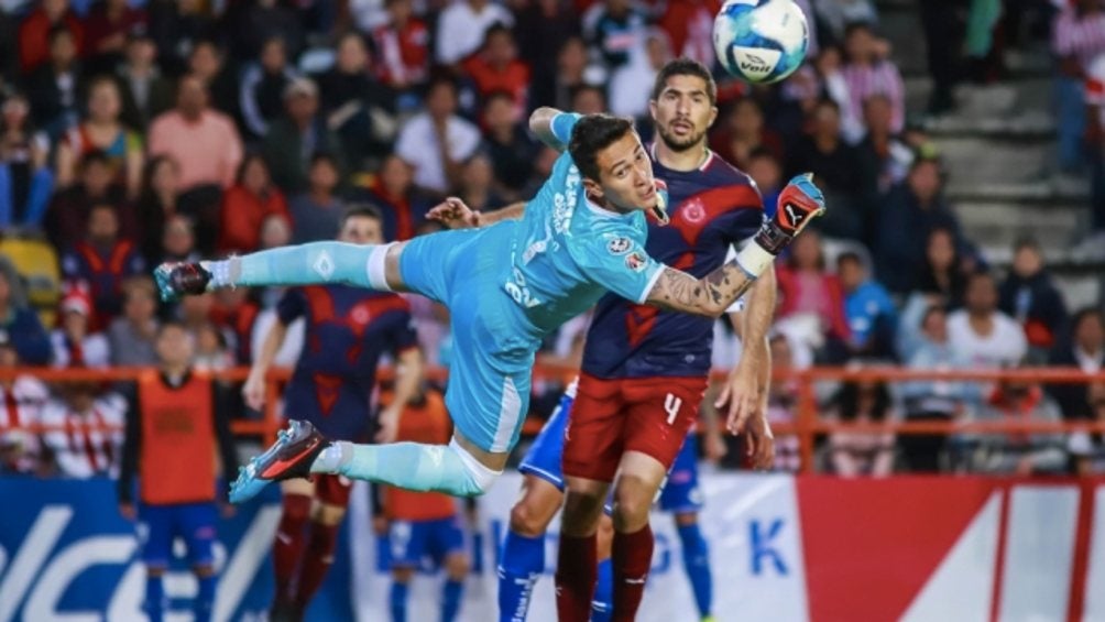 Gudiño vuela por los aires en un partido con las Chivas 