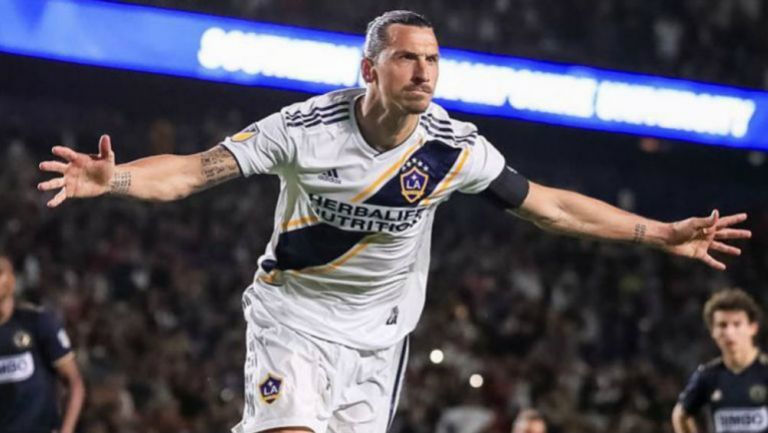 Zlatan Ibrahimovic celebra un tanto con el Galaxy