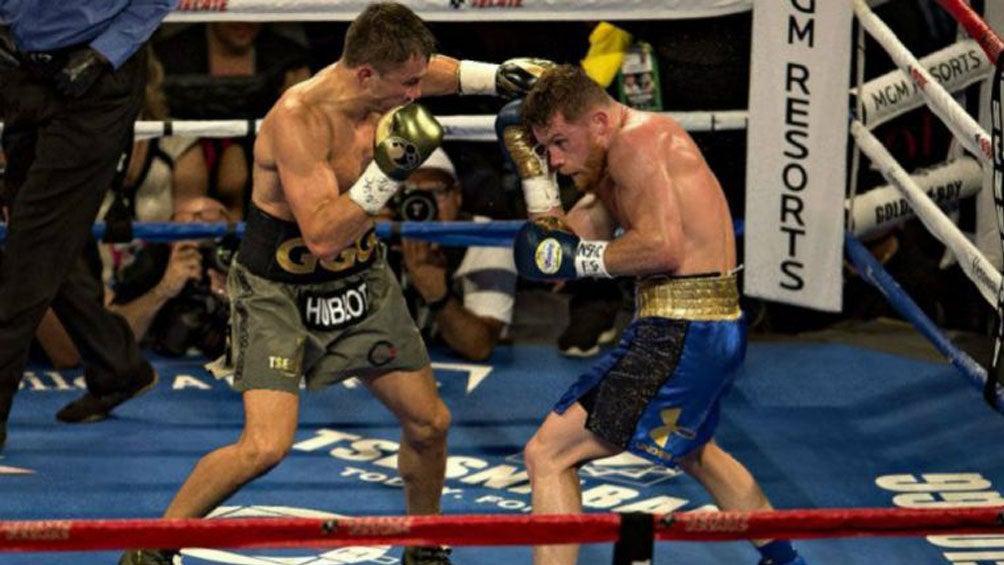 Golovkin lanza un golpe a Canelo en su pelea de 2017