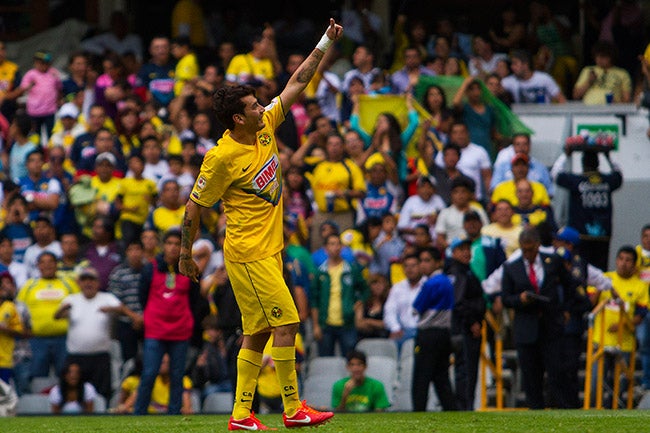 Sambueza celebra un gol con América en el Estadio Azteca