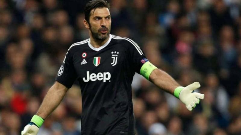 Buffon durante un duel con la Juventus en Italia 