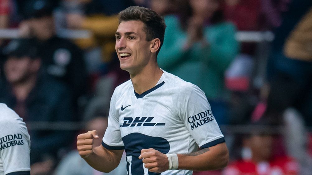 Dinenno festeja un gol con Pumas