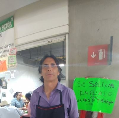 Lupillo trabajando en una cocina económica