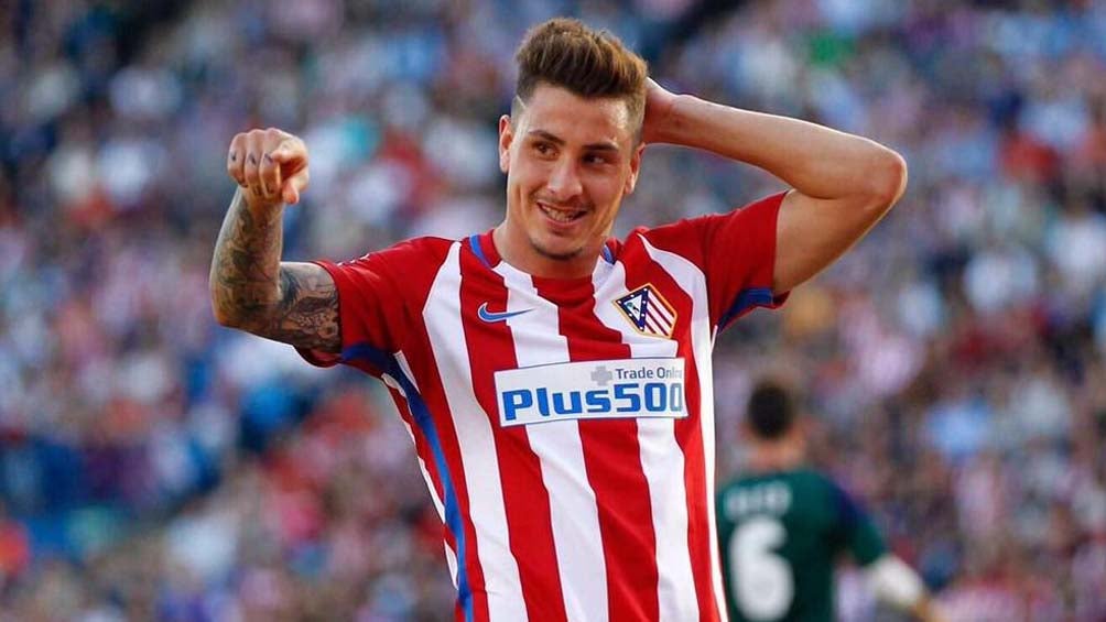 José María Giménez durante un duelo con el Atlético