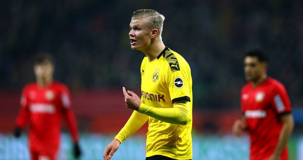 Haaland durante un duelo con el Borussia Dortmund 