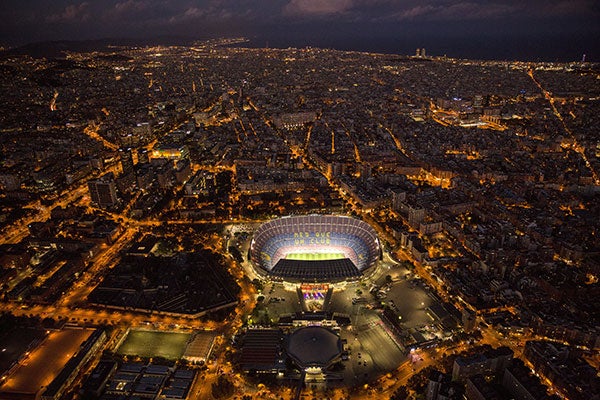 Las espectaculares luces en una noche cerca del estadio 