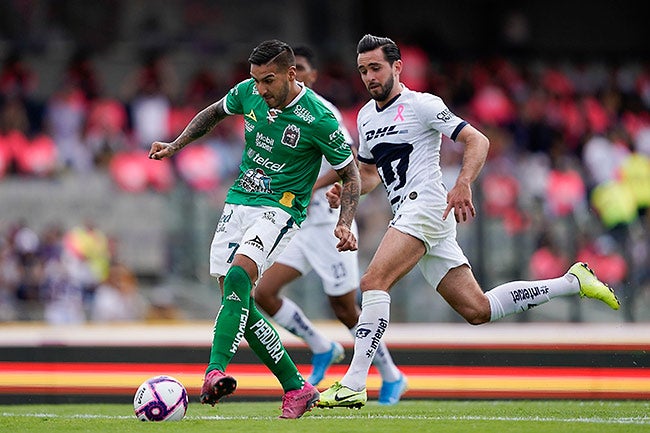 Sosa conduce el balón con León en un duelo vs Pumas