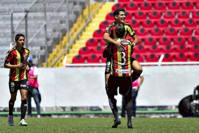 Leones Negros en festejo de gol