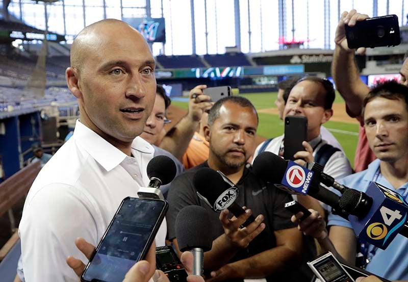 Derek Jeter habla ante los medios tras llegar a los Marlins 