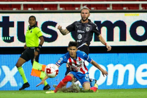 El lateral durante un partido entre Chivas y Rayados